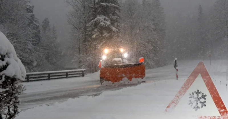 Непогода остановила транспорт: где в Казахстане закрыли дорогу