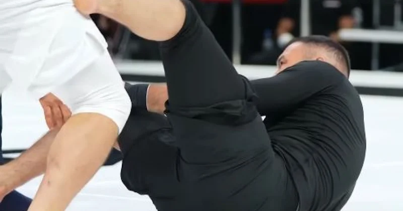 Казахстанского бойца UFC унесли на носилках с ринга (ВИДЕО)