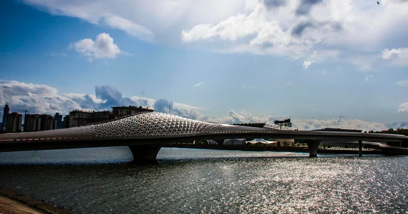 Выглядит провисшим: астанчане пожаловались на состояние моста Атырау (видео)