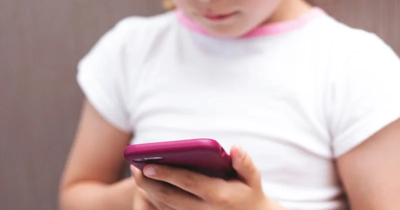 “Ақша немесе сурет жібер“: алаяқтар балаларды алдаудың жаңа тәсілін тапқан