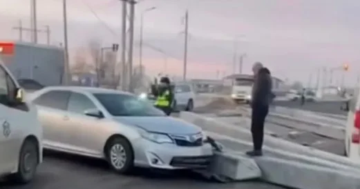 Атырауда трассада жүк көлігінен бетон бағандар құлап түсті