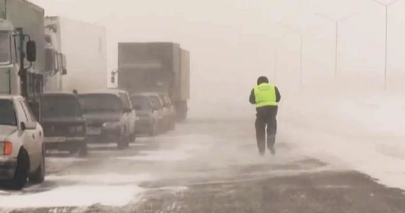 Грузовик врезался в ограждение терминала на трассе Астана Щучинск