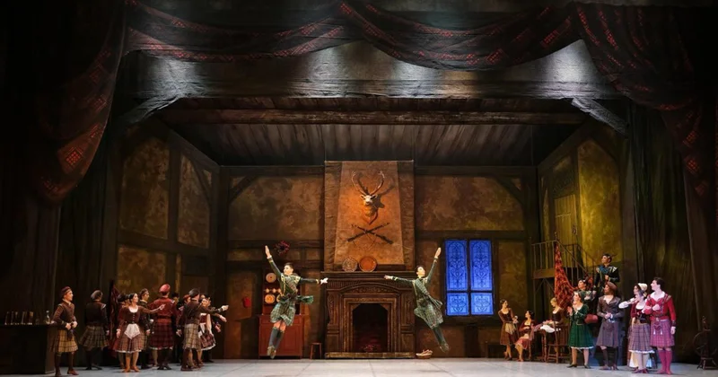 Опера және балет театры Сингапур сахнасында өнер көрсетеді