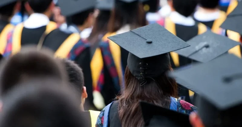 Стало известно, выпускники каких вузов быстрее всего находят работу