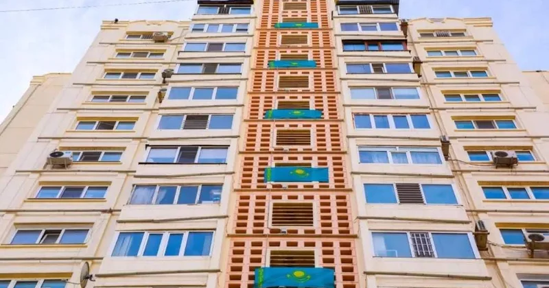 Үйлер мен көліктердегі көк Туды көріп, қуанып қаламын Президент