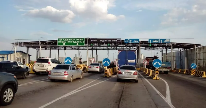 Астана Щучинск тас жолында жүк көлігінің жүргізушісі бетон қоршауға соғылды