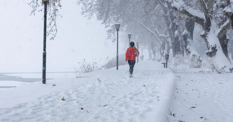 Каток под ногами: как казахстанцам пережить гололед и не попасть в травмпункт
