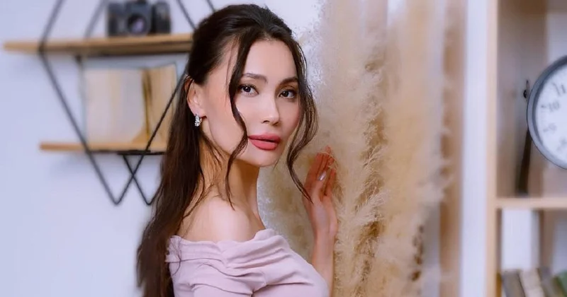 Жанар Дугалова поделилась в соцсети детским фото