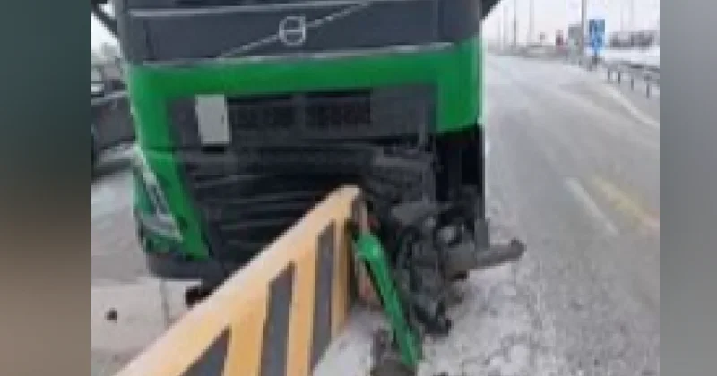 Жүргізуші ұйықтап кеткен: Астанада ақы төлеу аймағында жүк көлігі қоршауға соғылды