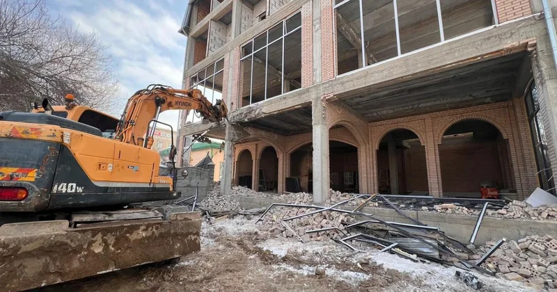 В Алматы сносят 4 этажное здание