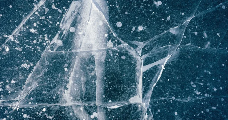 Мужчина нежился среди льдин в минус 40 в Усть Каменогорске (ВИДЕО)