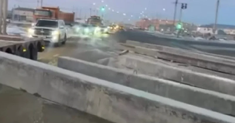 Бетонные опоры сорвались с грузовика на трассе в Атырау (видео)