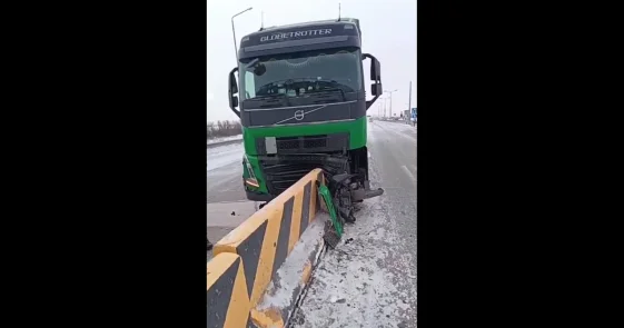 Водитель грузовика уснул за рулем на трассе Астана Щучинск