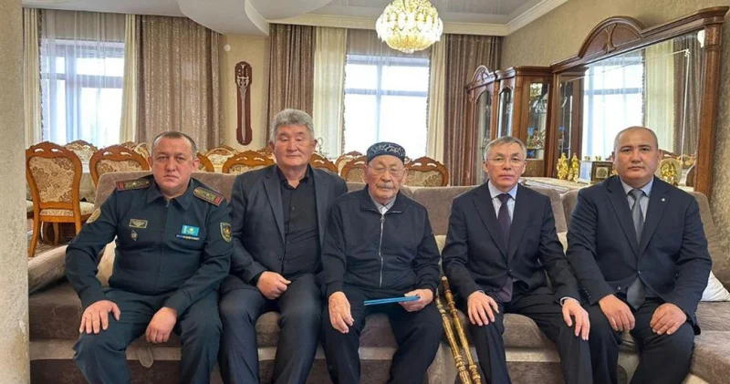 Әскери қызметшілер 101 жастағы майдангер Солтанбай Жарықбасовты құттықтады