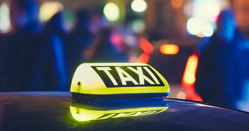 Резкий скачок цен на такси: аналитики посчитали, сколько заработали таксопарки
