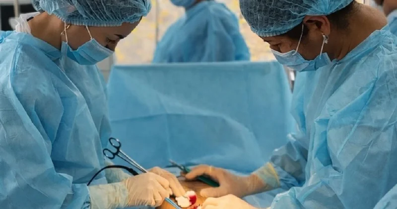 Алматыда жүкті әйелге бір мезгілде екі ота жасалды