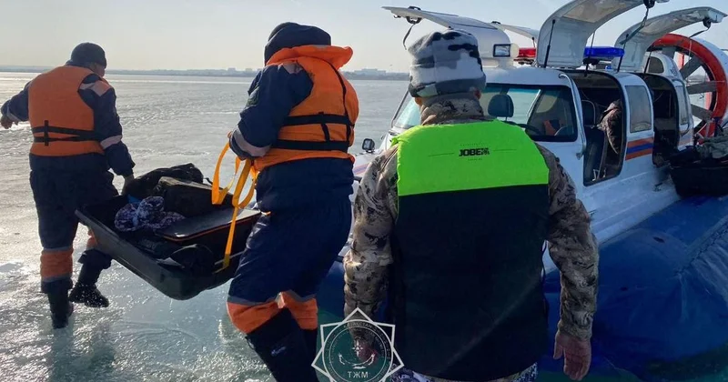 Рыбаки застряли на отколовшейся льдине на Капчагае (видео)