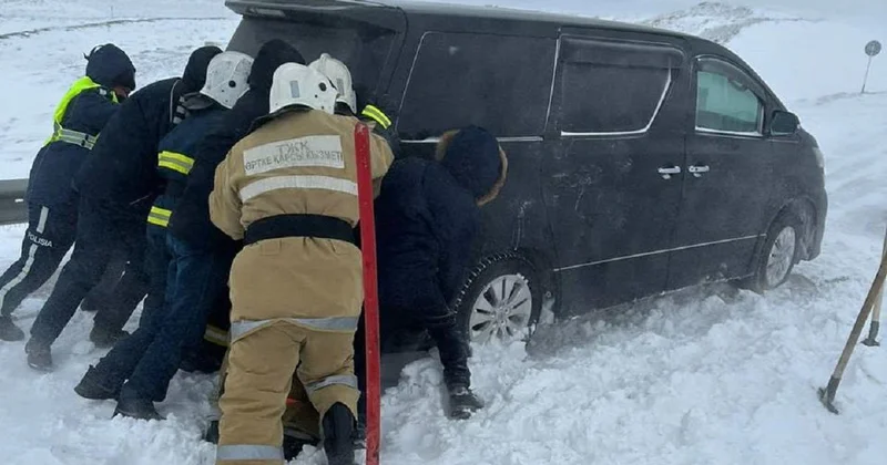 Авто с детьми застряли в снегу в ВКО: спасатели обратились к водителям