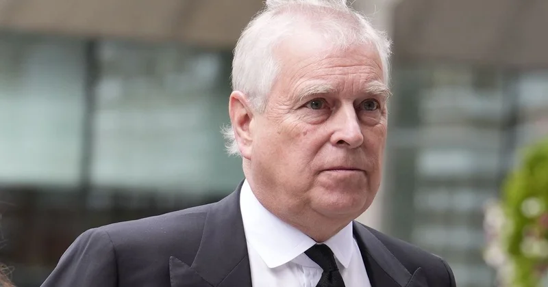 Брата короля Карла III Эндрю выпустили из полиции после 12 часов допроса
