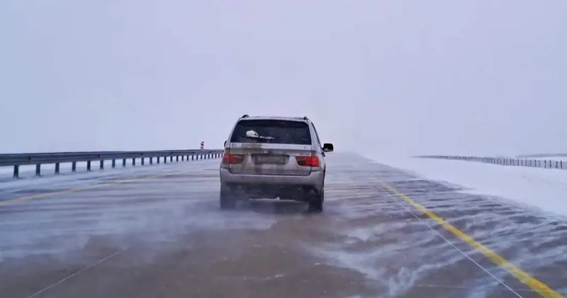 Өскеменде көктайғақ салдарынан жүздеген көлік қаладан шыға алмай қалды