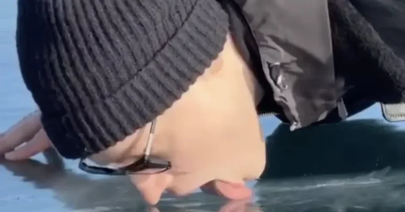 Поддержавший войну певец из России встал на колени и полизал замёрзший Байкал