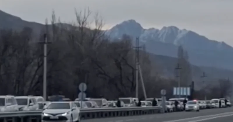 Продавали дешёвое топливо из Казахстана: 37 человек оштрафовали в Кыргызстане