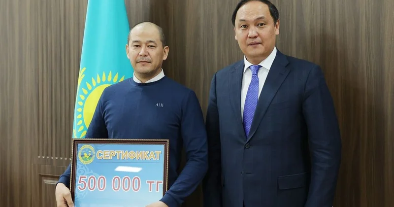 Сертификат на 500 тыс. тенге из рук акима получил житель Тараза, спасший девочку от похищения