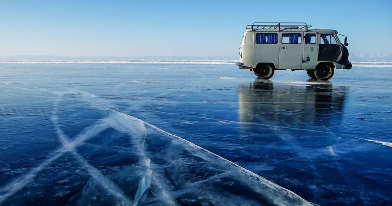 Машина с туристами провалилась под лед на озере Байкал в России: есть погибшие