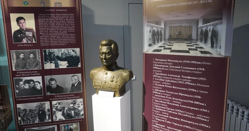 Момышұлына қарап сап түзеген