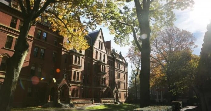 Ақ үй Гарвард университетін сотқа берді