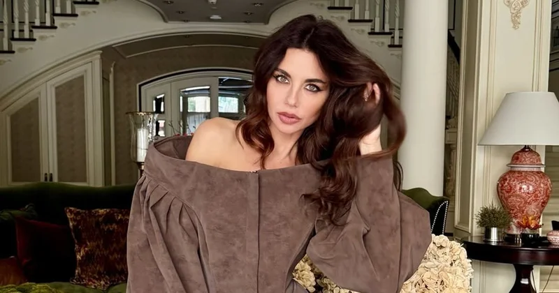 Мне надо в Париж : Анна Плетнева покрасовалась в оригинальных аутфитах