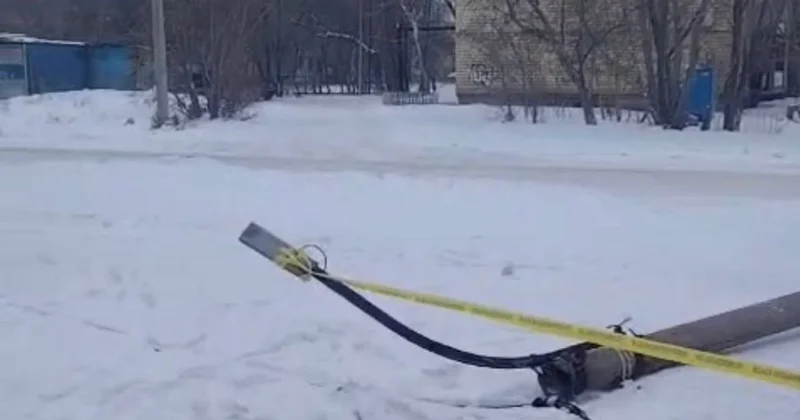 В Караганде упавший столб насмерть придавил женщину