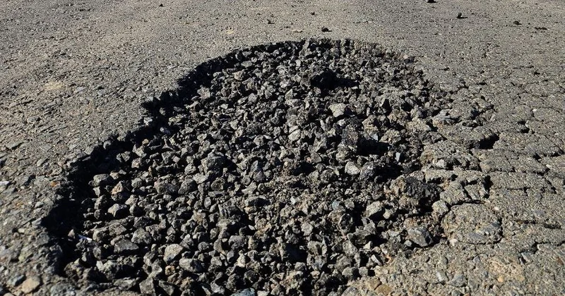 Шымкентте бүлінген жол көліктерге зақым келтірді