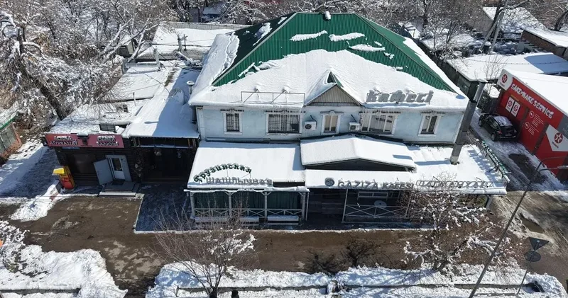 Алматыда заңсыз салынған дәмхана бұзылып жатыр