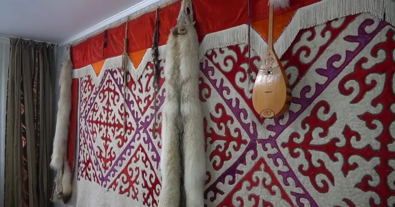 Батыс Қазақстанда мемлекеттік қызметкер ұлттық бұйымдар жасаумен айналысады