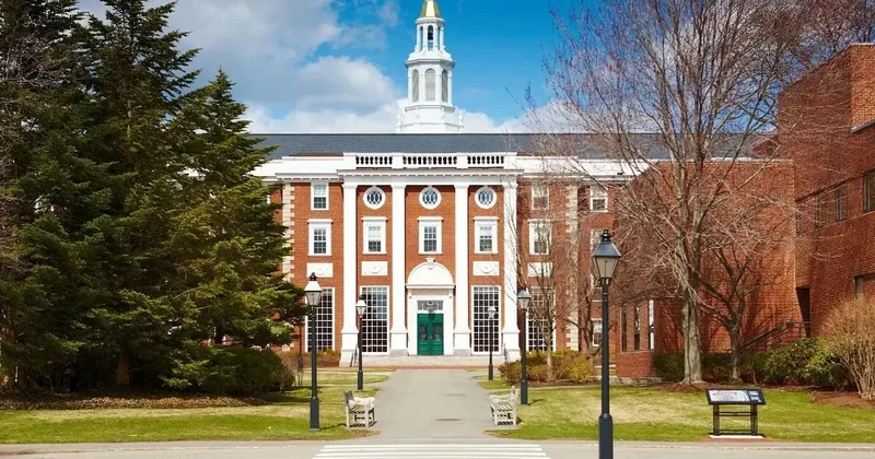 Администрация Трампа вновь подала в суд на Гарвард из за несоблюдения требований защиты студентов