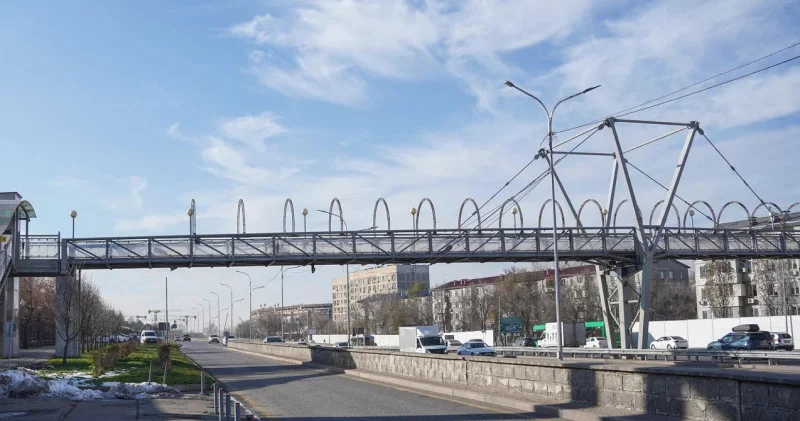 Алматыдағы әл Фараби даңғылында ер адам көпірден құлап, қаза тапты