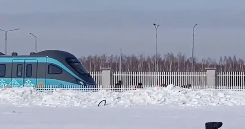 ​Астанада LRT вагондарын​ жұмысшылар өз күшімен тартты