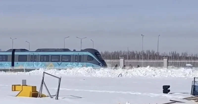 Бурлаки в Астане тянут ЛРТ : видео с рабочими удивило казахстанцев