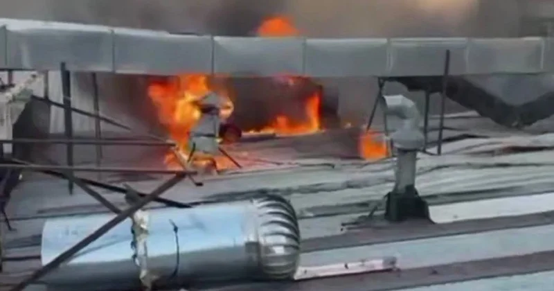 Пожар на крыше кафе чуть не перекинулся на жилой дом в Таразе (видео)