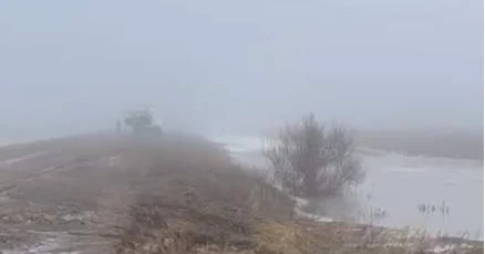 Батыс Қазақстанда еріген қар суы жолдың үстіне шығып кетті