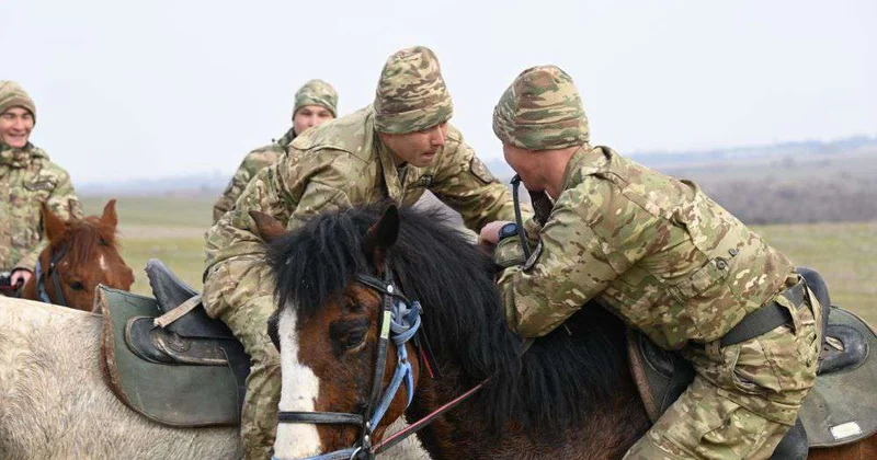 Теңге алу и қыз қуу на полигоне