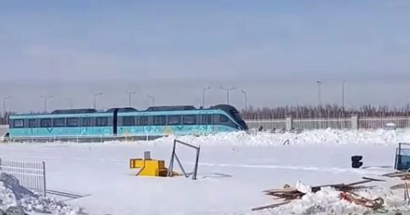 Состав LRT поехал в Астане, но на ручной тяге и верёвках: распространяемое видео объяснили в компании