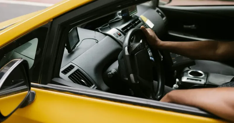 Такси жүргізушісі жүргізуші куәлігін жылдам рәсімдеп берумен айналысқан