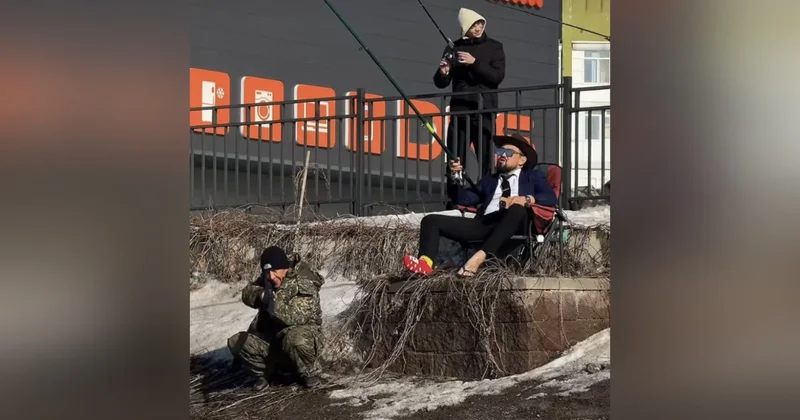 Караганда поплыла: жители вышли на рыбалку прямо на дороге