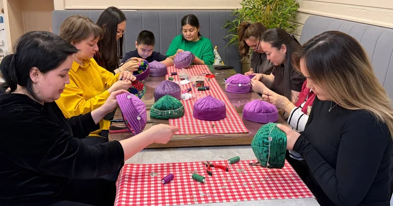 Астанада Наурыз мерекесіне орай тақия кестелеуден шеберлік сағаты ұйымдастырылды