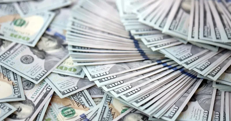 Определился официальный курс доллара к тенге на праздничные выходные