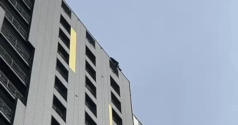 Астанада ер адам жақында өрттен үш бала қаза тапқан ТҮК шатырына шығып кетті