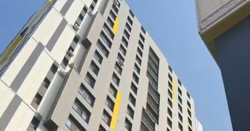 В ЖК Коркем 3 мужчина оказался на крыше после пожара