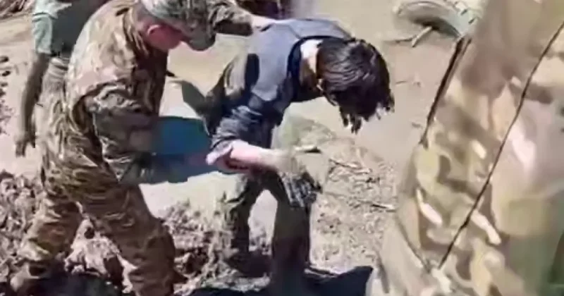 Двоих подростков спасали из болота в Караганде